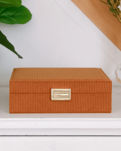 Boîte à bijoux en velours côtelé camel – Anne par Maison Scarlett