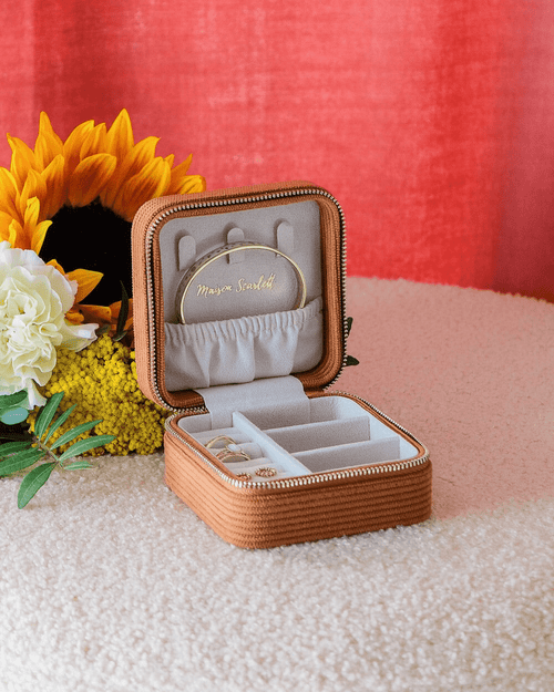 Boîte à bijoux en velours côtelé camel – Corinne par Maison Scarlett
